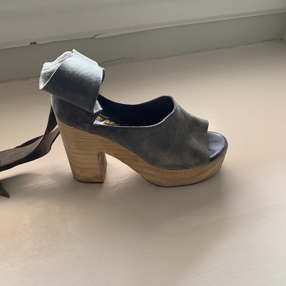 Free people tie up grey‎ suede shoes. Worn 2x - Picture 3 of 5
